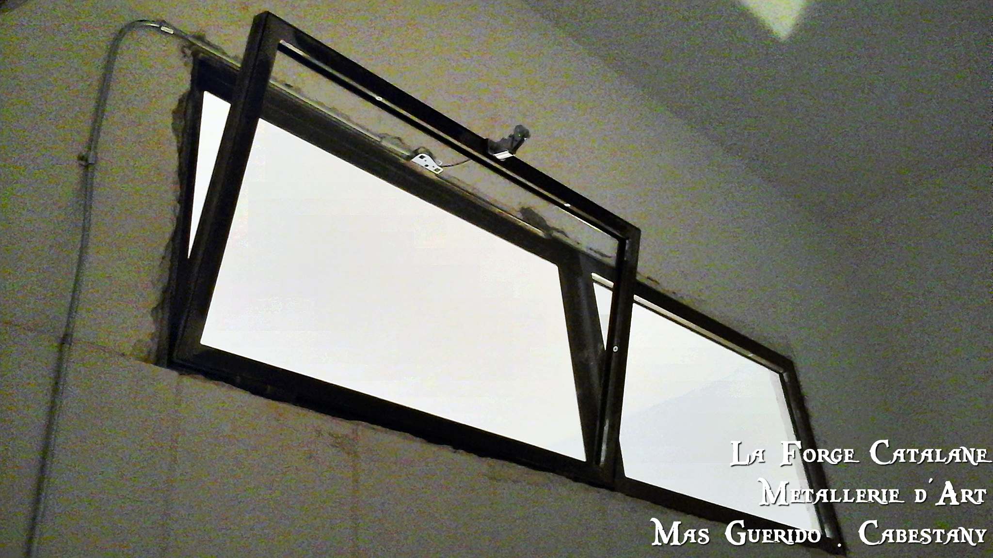 Verriere ouvrante basculante.jpg